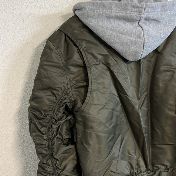 Bomber jacket with hood - Picture 8 of 11
